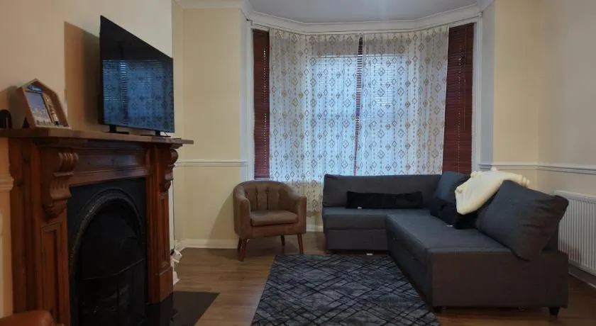 2 bed flat - Image 1