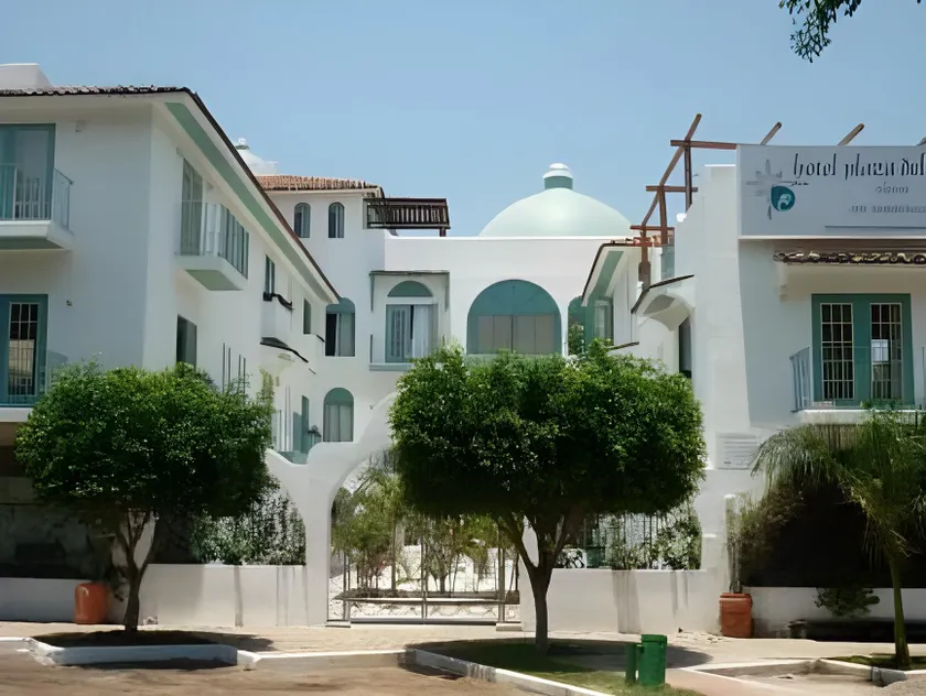 Delphinus Inn - Image 1