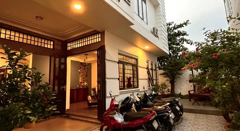 Queenie House - Image 1