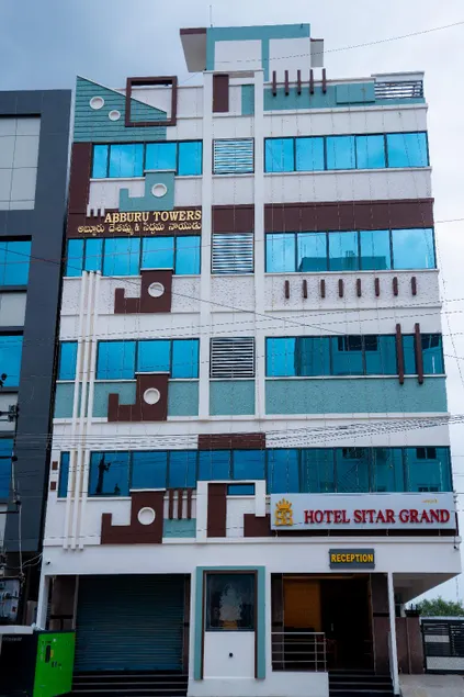 Hotel Sitar Grand - Image 1