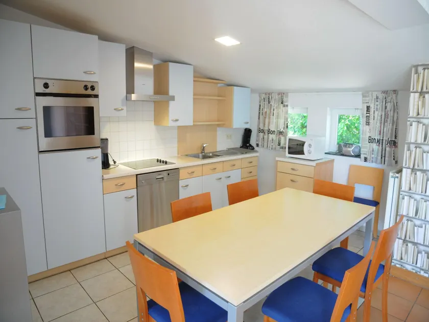 Spacious Bungalow With Large Garden - Image 1