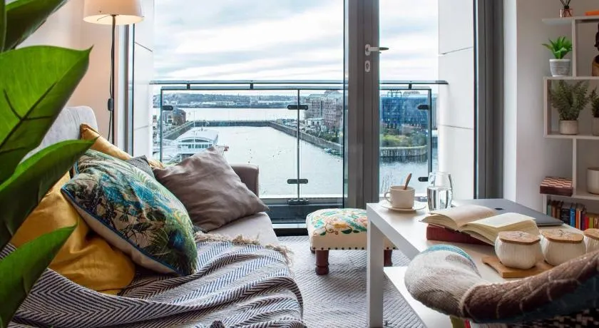 Liverpool Mersey View Stay with Free Parking - Image 1