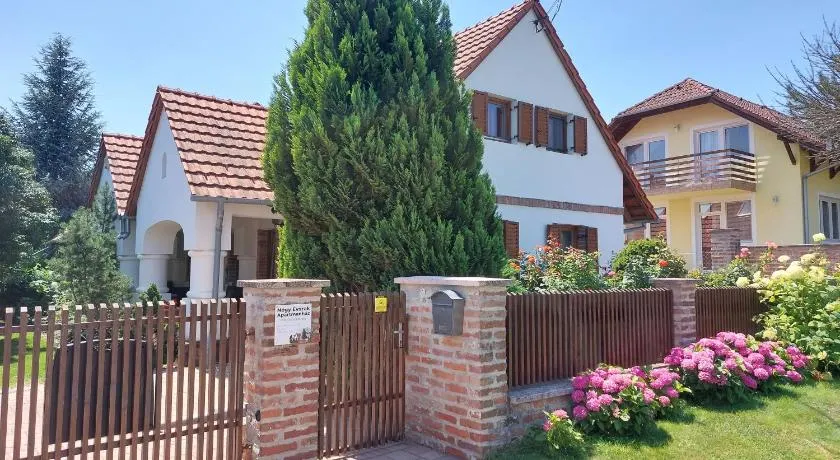 Négy Évszak Apartmanház - Image 1
