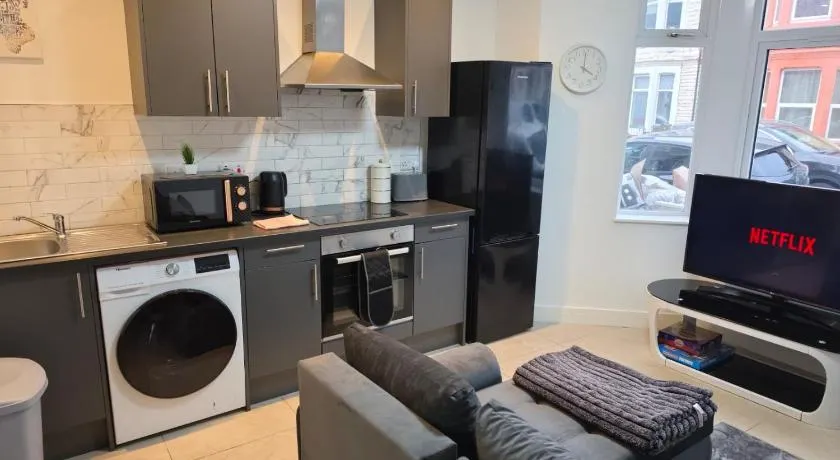 1BR Ground floor Central Apartment With Private Garden - Image 1