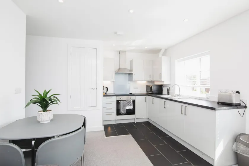 NEW 2BD Pontact Flat in the Heart of Didcot - Image 1