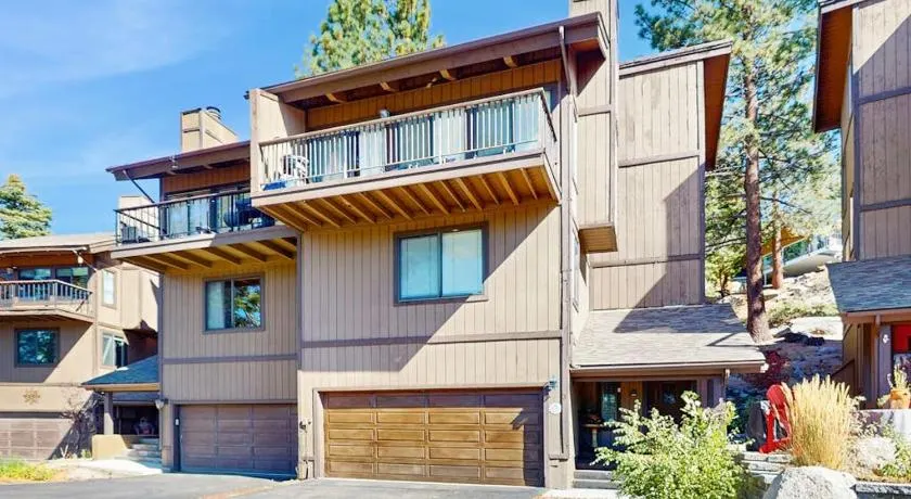 Kingsbury Grade home with fireplace & easy access to beaches & skiing sleeps 6 - Image 1