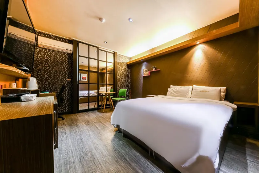 Manhattan Hotel - Image 1