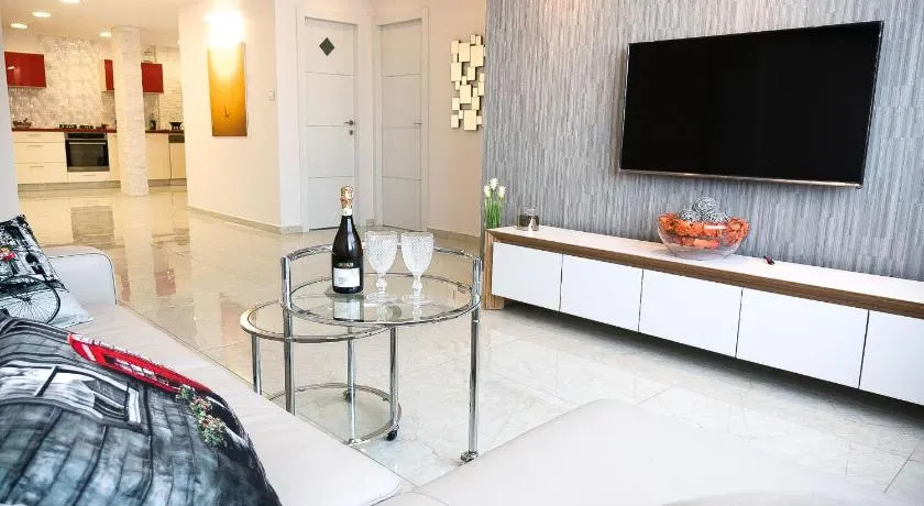 FaRoyal Luxury Suite - Image 1