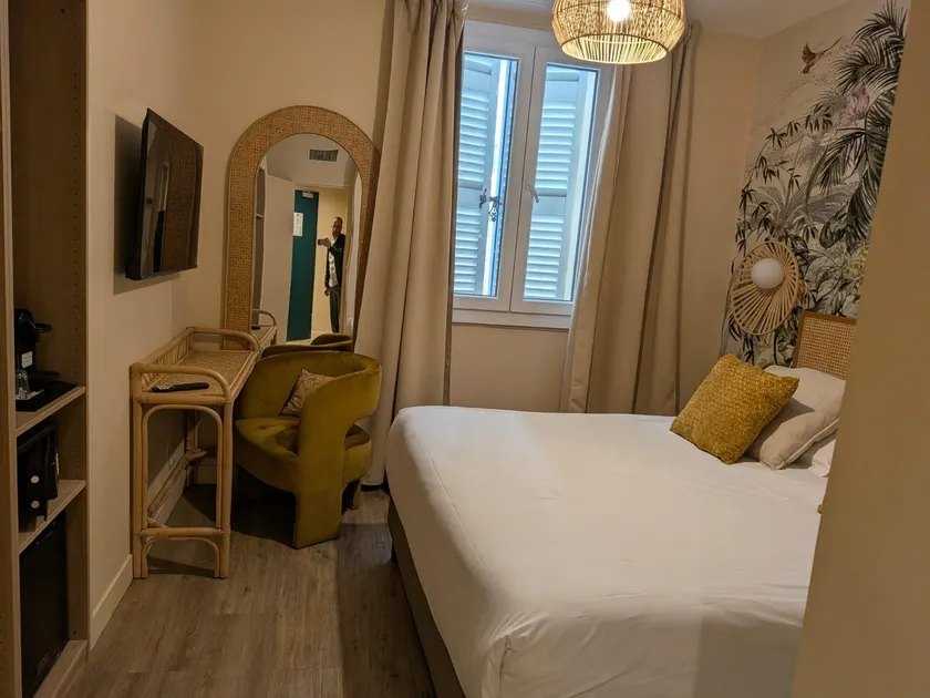 LE M HOTEL - Image 1