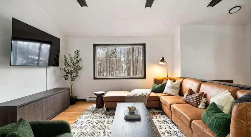 Cozy Poconos Retreat - pool table, hot tub, fire pit - Image 1