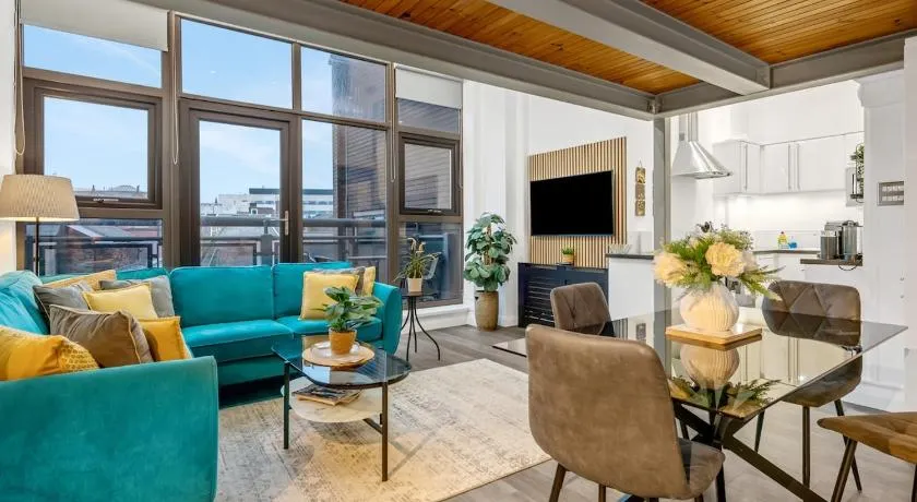 Central Apt Near Old Market Square with Parking - Image 1
