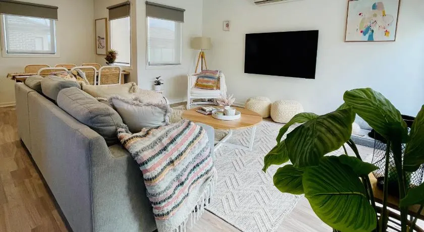 Rosebud Bay Beach House - Image 1