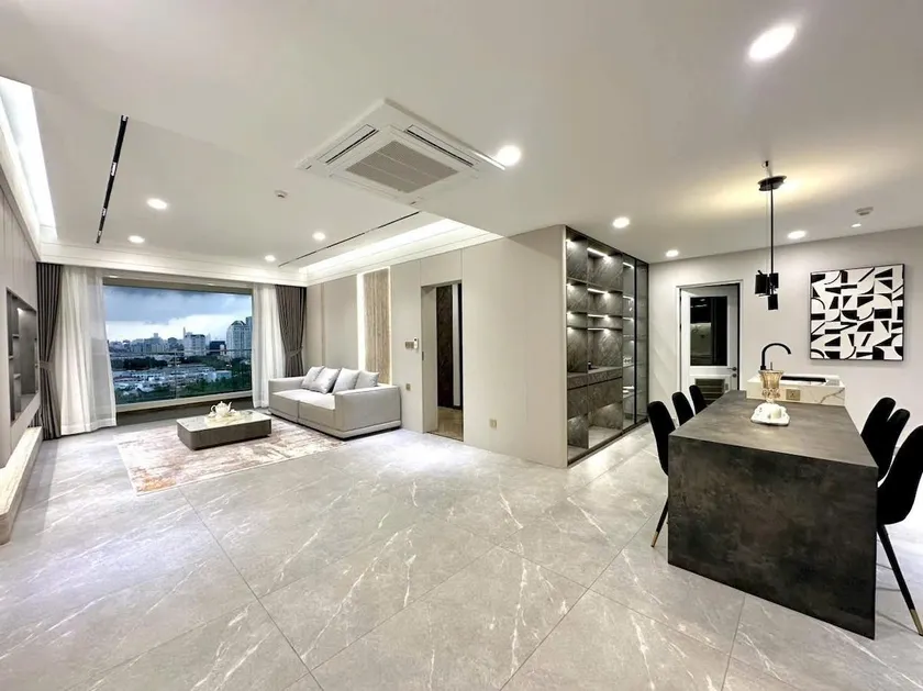 Stylish 3-bedroom River View Apartment - Image 1