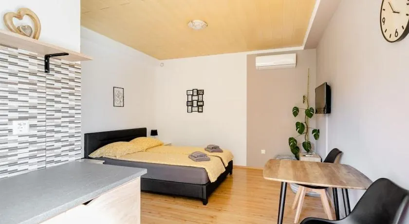 Airport Garden Apartments - Image 1