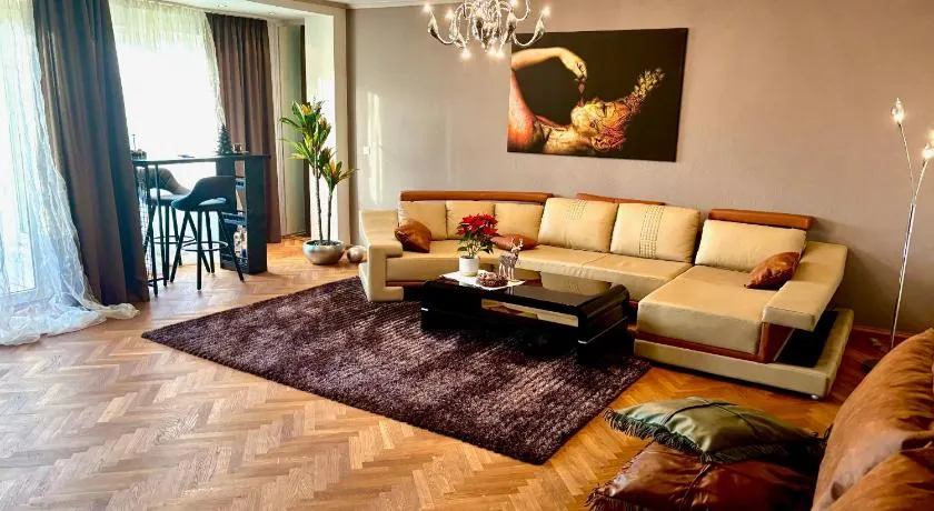 Möbelierte 3-Zm-Wohnung mit luxuriöser Innenausstattung in Zentrum - Image 1