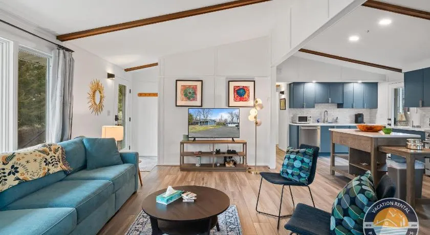 Pet-Friendly Lake Como Retreat 2BR - Image 1