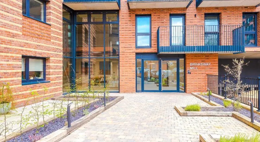 Hilltop Serviced Apartments-Stockport - Image 1