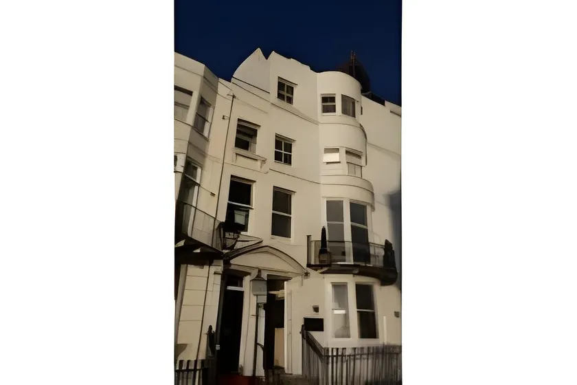 Hamptons Brighton - Image 1