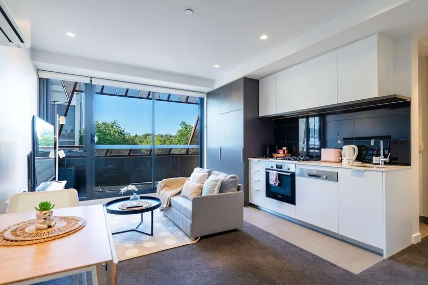 Modern 1BR Apartment with Smart TV and Views - Image 1