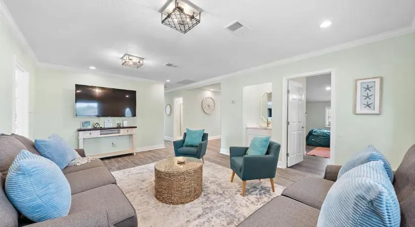 Island home with private pool and game room - Image 1