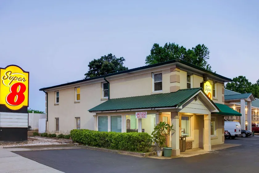 Super 8 By Wyndham Charlotte Downtown Area - Image 1