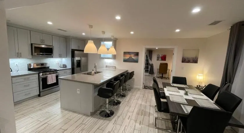 Cheerful, Beautifully Remodeled, Modern, Comfortable Home - Image 1