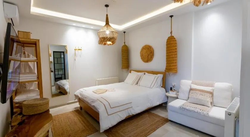 Ελίτ seafront luxury suites - Image 1