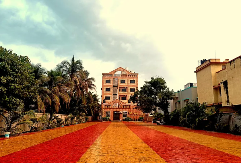 Hotel Dev Inn Somnath - Image 1