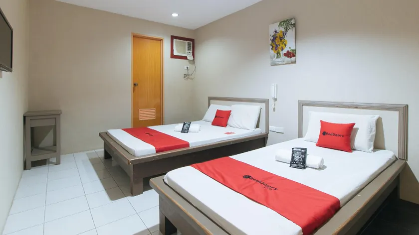 RedDoorz @ Bridgeway Hotel Tuguegarao City - Image 1