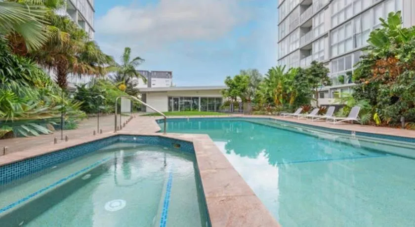 Top-floor Luxe Stay in the City Free parking, pool, gym, wifi - Image 1