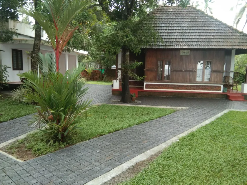 Lovedale Lakeside Homestay - Image 1