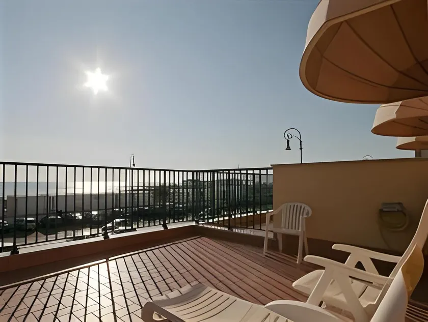 Hotel Ping Pong - Image 1