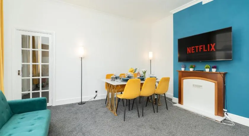 Open Mind Property - 4 Bedroom with 7 Double Beds - Image 1