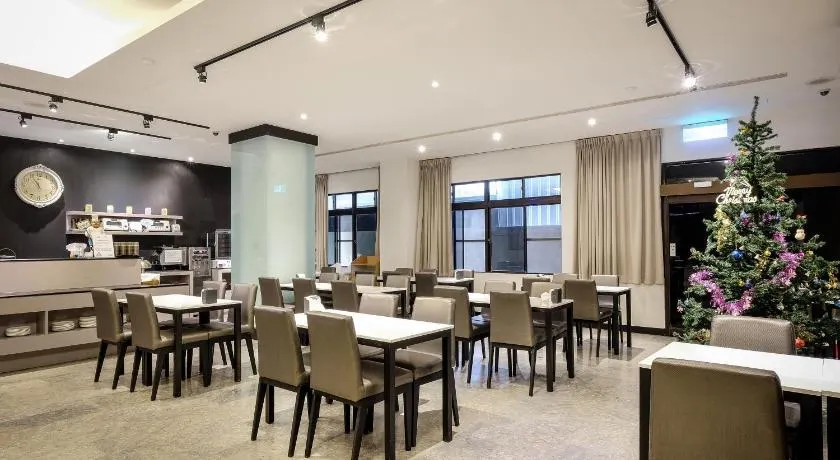 Country Garden Hotel - Image 1