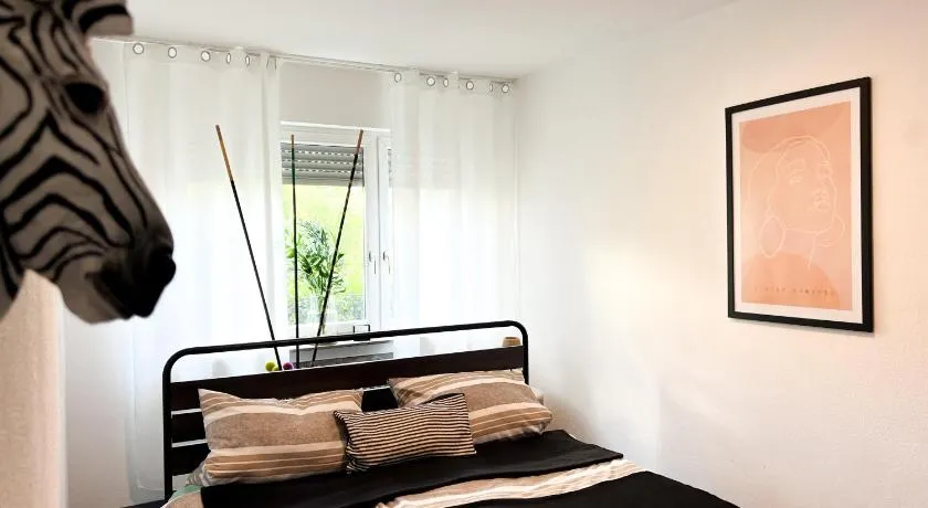Helle 2 Zimmer Wohnung mit Balkon gemütlich & zentral - Image 1