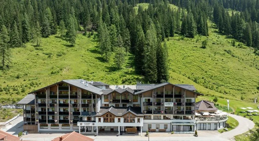 Hotel Alpenhof Superior - Image 1