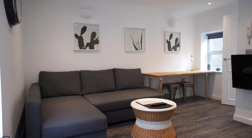 Redchurch House - Image 1