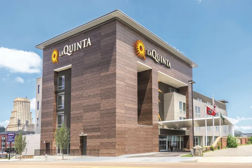 La Quinta Inn & Suites by Wyndham Memphis Downtown - Image 1