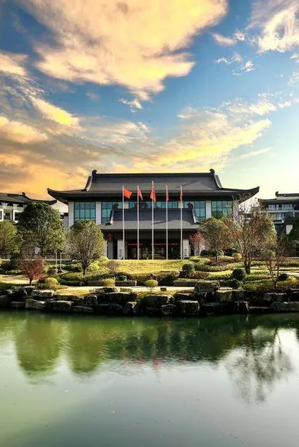 RONGHU HOTEL - Image 1