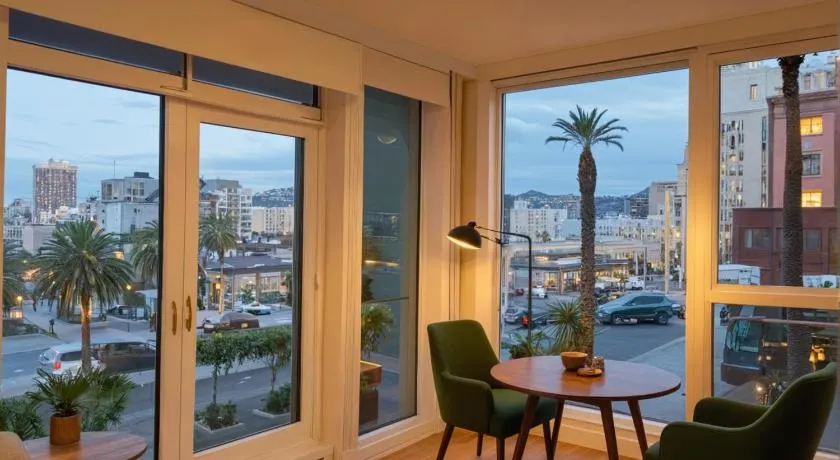 Comfortable LA Haven near Great Dining & Nightlife - Image 1
