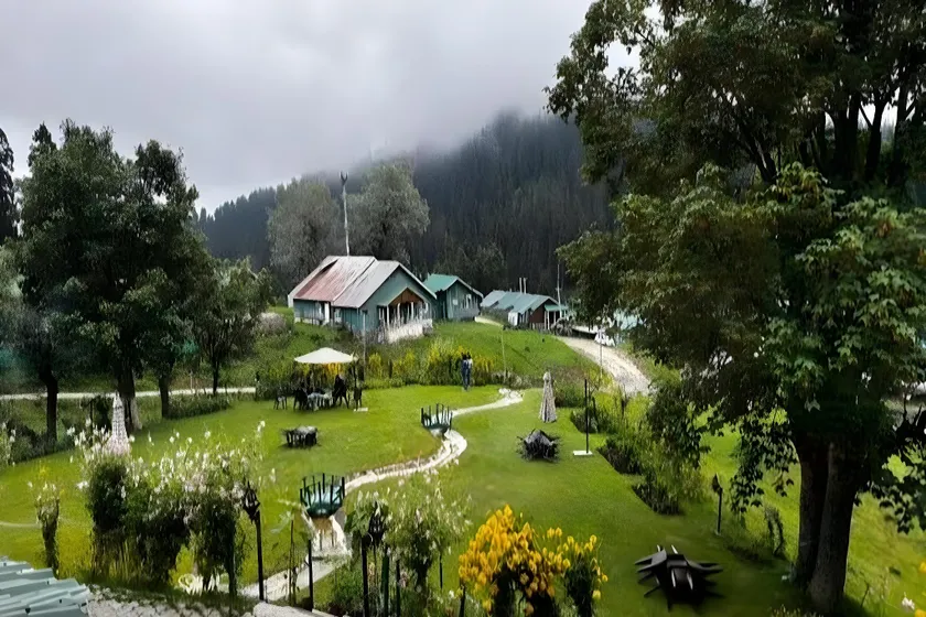 Golden Gate Gulmarg Hotel Near Gondola - Image 1