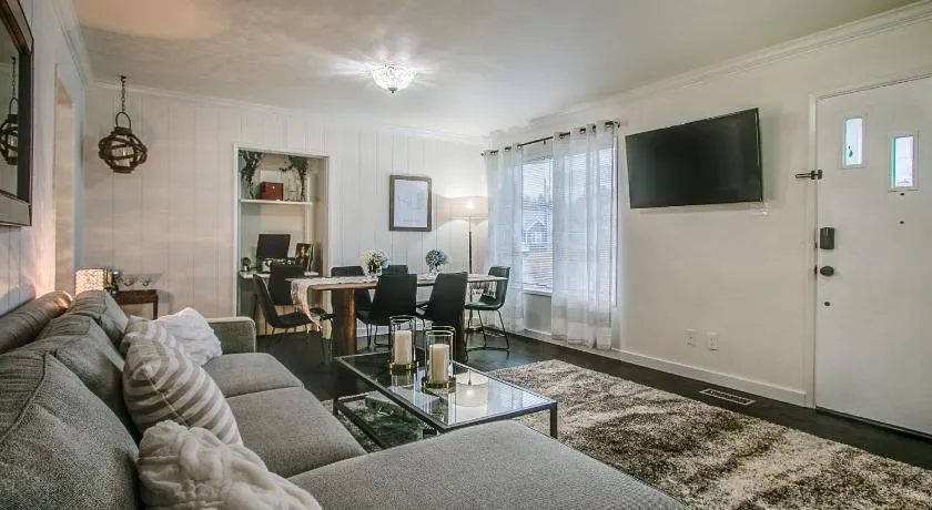 Nouveau: North Bend Downtown Cottage and Suite - 2 Hot Tubs, Steps to Downtown - Image 1