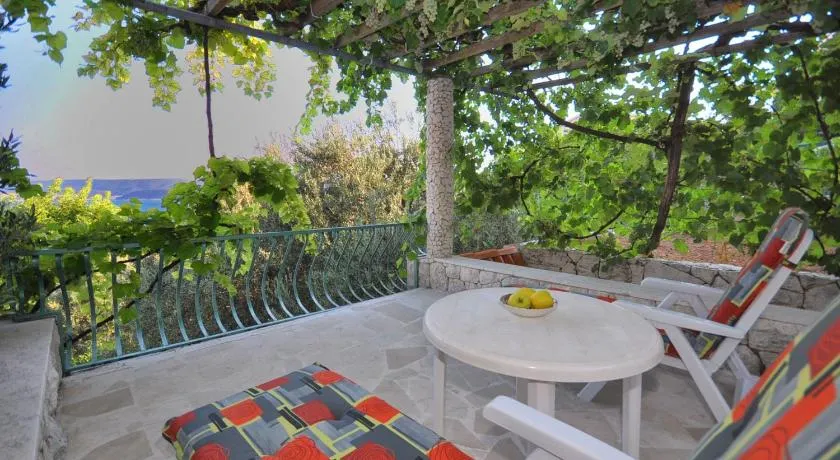 Green Oasis Holiday Home - Image 1