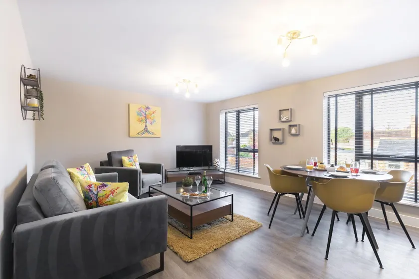 Elliot Oliver - Luxurious Two Bedroom Apartment With Parking - Image 1