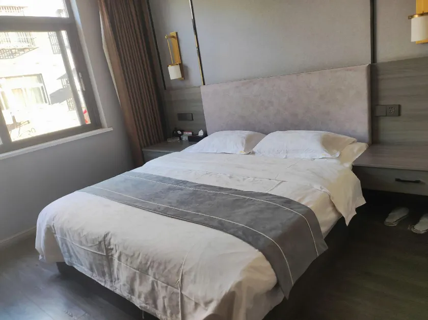 West Lake Road Hotel - Image 1