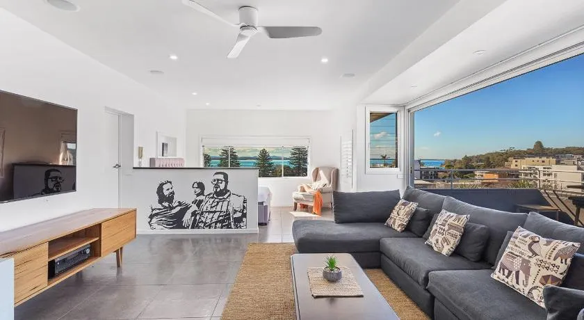 Louisa Court, 7,49 Donald St- Unit in the heart of town with stunning water views - Image 1