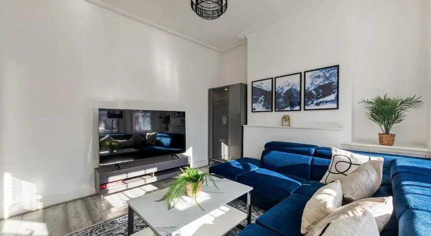 Modern 4 Bedroom House In Woodgreen - Image 1