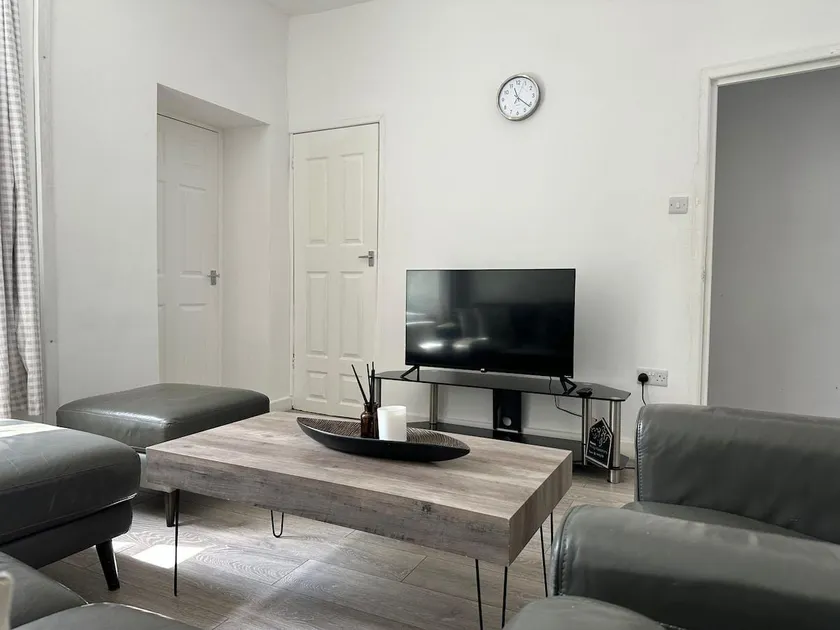 The Regent's Retreat - Modern 4-Bedroom Home - Image 1