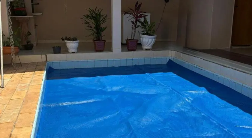 Casa inteira com três quartos, piscina climatizada por energia solar e área de churrasqueira - Image 1