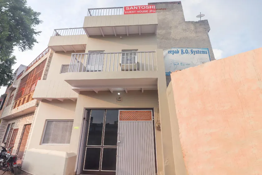 OYO 66876 Santoshi Guest House - Image 1